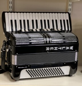 Walther Meisterklasse 374 96 bas/ 4 korig Dit is een consignatie accordeon.