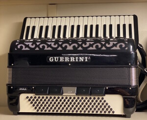 Guerrini Folk 120 bas/ 4 korig Dit is een consignatie accordeon.