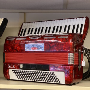 Melodija Gloria 120 bas / 4 korig Dit is een consignatie accordeon.