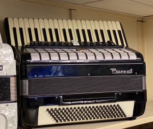 Parrot 120 bas / 4 korig Dit is een consignatie accordeon.