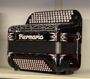 Piermaria 318 96 bas / 3 korig Dit is een consignatie accordeon. 