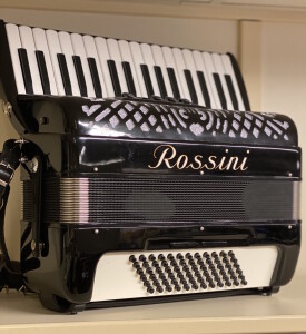 Rossini Pro72 72 bas/ 3 korig Dit is een consignatie accordeon. 