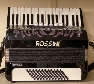 Rossini Ravenna 72 bas /3 korig Dit is een consignatie accordeon. 
