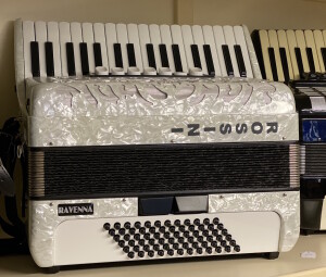 Rossini Ravenna 72 bas / 3 korig Dit is een consignatie accordeon. 