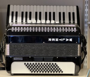 72 bas/ 3 korig Dit is een consignatie accordeon