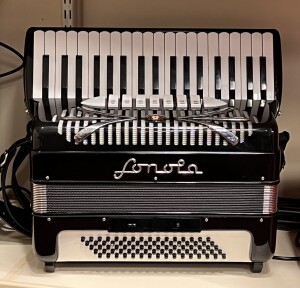 Sonola 80 bas / 3 korig Dit is een consignatie accordeon.